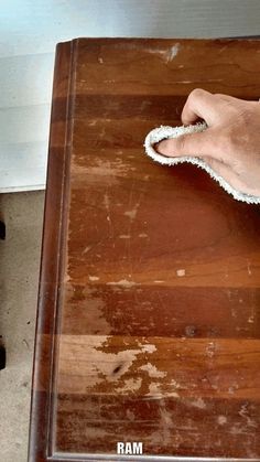 DIY woodworking projects Homemade Furniture Polish, Saw Horse Diy, Restore Wood Furniture, Hardwood Desk, Restore Wood, Woodwork Ideas, Homemade Furniture, Transforming Furniture