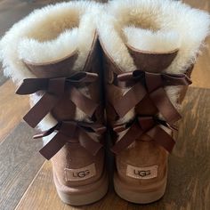 Gently Worn Size 8 Bailey Bow Uggs, With Fall And Winter Coming Up Uggs Are Perfect!! Uggs With Bows On Side, Cute Wishlist, Bow Uggs, Ugh Boots, Cute Uggs, Winter Swag, Winter Coming, Uggs With Bows, Winter Moodboard