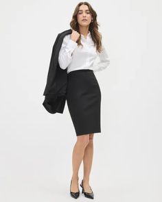 Affinez votre garde-robe professionnelle avec le Tailleur Indispensable (MD). Idéale pour un style soigné au bureau, cette jupe fourreau uni est conçue dans un tissu extensible si confortable que vous voudrez la porter tous les jours. Coupe - Coupe fourreau - Taille haute - Longueur du corps au dos de 24 '' (taille 8) Caractéristiques - Maille haute densité extensible : contient 44 % de polyester recyclé* - Doublure extensible - Fermeture à glissière invisible au dos - Fente au dos * Ce vêtement Formal Pencil Skirt, Dress With Fishnets, Fashion Mistakes Woman, 10 Winter Outfits, Cute Pencil Skirt, Black Skirt Outfits, Street Style Fall Outfits, Chic Scarves, Pencil Silhouette