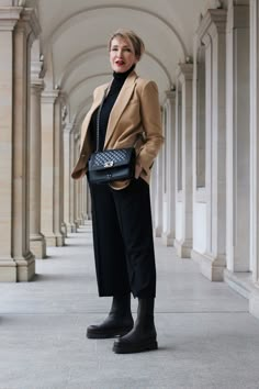 glamupyourlifestyle ue-40-blog ue-50-mode Black Culottes Outfit, Culotte Outfit, Fashion Boots Outfits, Mode Over 50, Outfits Frühling, Culottes Outfit, Black Culottes, Casual Outfit Inspiration, Beige Blazer