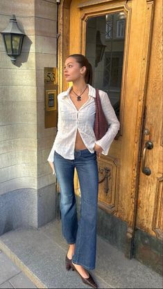 Flare Jeans Outfit, Fest Outfits, Image Swag, Elegante Casual, Carrie Bradshaw, Mode Inspo, Outfit Inspo Fall, 가을 패션, Mode Vintage