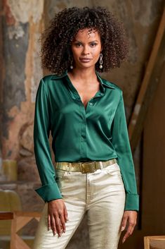 Our silky charmeuse blouse enhances the look of any outfit with its soft sheen and elegant tailoring. This versatile button-up shirt pairs flawlessly with everything from topping denim jeans to a layering essential under blazers, while offering luxurious comfort and ease. Green Blouse Outfit, Silk Satin Outfit, Satin Outfit, Boston Fashion, Satin Bluse, Colour Analysis, Bright Winter, Shirts For Leggings, Single Button Blazer