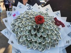 Luxury Money Bouquet Mothers Day Flowers Bouquet Mom, Money Bouquet With Roses, Money Bouquet Birthday, Creative Ways To Gift Money, Money Flower Bouquet, Gifts Bouquet, Sweet Gestures, Money Folding, Custom Money