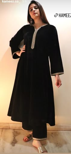 Velvet Dress Designs Casual, Velvet Black Suit Woman, Pakistani Velvet Suits Party Wear Simple, Velvet Kurta Designs Pakistani, Kalidar With Salwar, Black Suit Ideas Women Indian, Velvet Fancy Pakistani Dresses, Velvet Plain Suit Design, Black Velvet Kurti Design