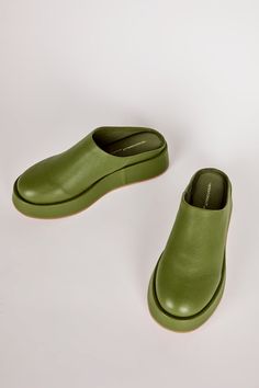 OLIVE Intentionally Blank, Mode Shoes, Platform Mules, Mode Inspiration, Shoe Game, Cute Shoes, Mule, Me Too Shoes, Casual Looks