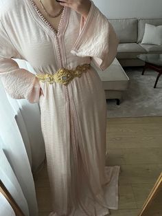 Mooie klassieke poeder roze kleurige takichta in een maatje L. De takchita heeft een soepelvallende glanzende stof. De takchita heeft een volledig afgewerkte kaftan dus in feite 2 jurken in 1. Traditional Long Pink Abaya, Pink Dabka Kaftan For Eid, Pink Wedding Kaftan For Eid, Traditional Long Sleeve Pink Abaya, Traditional Pink Long Sleeve Abaya, Festive Long Pink Abaya, Traditional Pink Abaya For Wedding, Traditional Pink Wedding Abaya, Elegant Pink Thobe For Eid