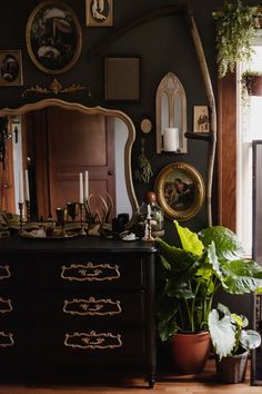 plants, antiques, gold, vintage Moody Maximalist Decor, Moody Eclectic, Moody Maximalist, Moody Decor, Moody Bedroom, Dark Academia Decor, Goth Home, Home Decor Wallpaper, Dark Home Decor