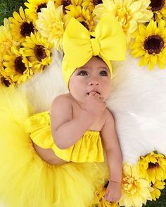 6 Month Baby Picture Ideas, Yellow Tutu, Baby Photoshoot Ideas, Baby Picture Ideas, Newborn Baby Photoshoot, Baby Photo Shoot, Baby Pic, Foto Baby, Baby Photo Ideas