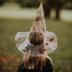 Leaf Witch or Wizard Hat for Halloween • Little Pine Learners Nature Witch Costume Diy, Unique Witch Hat, Nature Inspired Halloween Costumes, Witch Hat Halloween Decor, Nature Witch Hat, Flower Witch Costume, Diy Witch Accessories, Nature Halloween Crafts, Witch Crown Diy