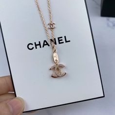 PRODUCT��DETAILS Includes Shipping bags, dustbag sleeper, care manual, booklet, tag.Material: Sterling gold over stainless steel 00s Mode, Preppy Jewelry, Holiday Necklace, Expensive Jewelry Luxury, Chanel Necklace, Luxe Jewelry, Jewelry Accessories Ideas, Dope Jewelry, Girly Accessories