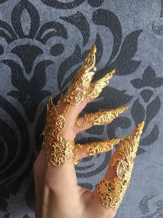 Fingers Armor Gold Nails Claws Metal Set Style 2 | Etsy Metal Claws Aesthetic, Gold Finger Claws, Gold Claw Nails, Nail Rings Jewelry Gold, Metal Finger Claws, Gold Hand Accessories, Finger Armor Claw, Unique Gold Metal Body Jewelry, Gold Fantasy Jewelry