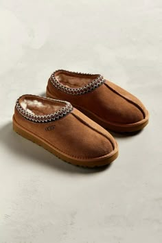 UGG Tasman Slipper Clog | Urban Outfitters Tasman Slippers Outfits, Slipper Outfit, Cute Uggs, Tasman Slippers, Ugg Tasman Slippers, Dr Shoes, Preppy Shoes, Cozy Boots, Ugg Tasman