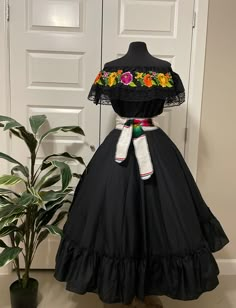 Beautiful and Authentic look of a "Adelita" Style Women Mexican Outfit.   Outfit comes w ruffled/embroidered blouse, belt and dance skirt.   OVERVIEW: Sizes available are standard SMALL, MEDIUM & LARGE choose your size  PLEASE READ: All the Blouse Embroidery floral designs & colors may vary from the photo. *Skirt length is 32-34"  *Belt is 76" long Care Details: *Hand wash only *Delicate care *Hang Dry NOTE: Flower crown not included, is sold separately.  Great to wear for your special celebrati Embroidery Floral Designs, Mexican Traditional Clothing, Folkloric Dress, Brownsville Texas, Outfit Dance, Cinco De Mayo Celebration, Mexican Outfit, Blouse Embroidery, Outfit Halloween