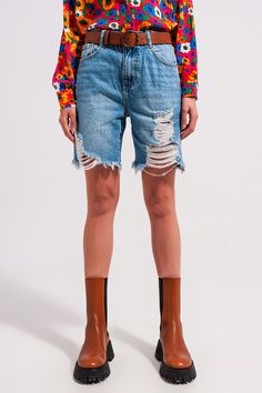 Denim shorts with distressing in light blue Szua Store Tan Scarf, Types Of Jeans, Online Fashion Boutique, Blue Denim Shorts, Light Blue Denim, Short En Jean, Urban Chic, Shorts Jeans, Floral Shirt