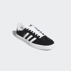 Classic Adidas, Adidas Gazelle Sneaker, Adidas Gazelle, Adidas Online, Black Adidas, Skateboarding, Black Shoes, Skateboard, Athletic Shoes