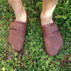 Runners Moccasins With Velcro Leather Moccasins Pattern, Making Moccasins, Homemade Clothing, Best Barefoot Shoes, Moccasin Ankle Boots, Medieval Boots, Handmade Moccasins, Boots Diy, Foot Shoes