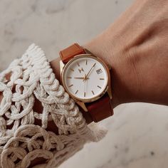 Italian Tan Classic Watches Women, Unique Watches Women, Classic Watch Women, Classic Essence, Boyfriend Watch, Watch Ideas, Minimalist Watch, Eyewear Shop, Ladies Watches