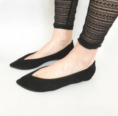 "These Pointy Toe Ballet Flats in Italian leather are so chic + super comfortable! 90s cut pointy toe flats, minimal chic, pair them with skinny jeans or wear them to add a stylish touch to every look! ► Made to order ballet flats, I will be delighted to personally handcraft a pair especially for you! ► Upper in buttery soft Black Italian leather suede ► Available in many colors, browse through my shop and let me know your favorite one, I can craft your pair in the color you prefer! https://www. Modern Pointed Toe Ballet Flats For Everyday, Pointed Toe Ballet Flats For Everyday, Everyday Pointed Toe Ballet Flats Medium Width, Black Pointed Toe Flats With Flat Heel, Black Fitted Pointed Toe Flats For Spring, Fitted Black Pointed Toe Flats For Spring, Everyday Fitted Pointed Toe Flats, Pointed Toe Flats For Everyday, Chic Pointed Toe Flats For Everyday