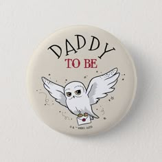 a white button with an owl and the words,'aunt to be'on it