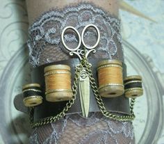 Diy Steampunk Accessories, Seamstress Aesthetic, Steampunk Seamstress, Larp Diy, Moda Steampunk, Steampunk Party, Mode Steampunk, Steampunk Bracelet, Tiny Books