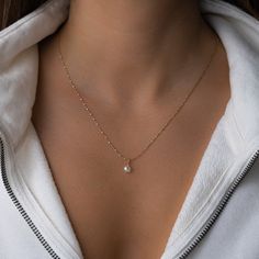 Nice Necklaces Simple, Dainty Gold Pearl Jewelry, Trendy Silver Necklaces, Dainty Feminine Jewelry, Minimalistic Gold Necklace, Gold Necklace Elegant, Gold Necklace With Diamond Pendant, Gold Jewelry With Pearls, Trendy Jewelry Silver