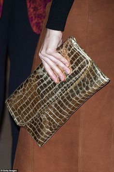 42-2019 Koningin Letizia Gold Clutch Outfit, Clutch Outfit, Brown Suede Skirt, Gold Clutch, Small Leather Bag, Crocodile Skin, Suede Skirt, Queen Letizia, Looks Chic