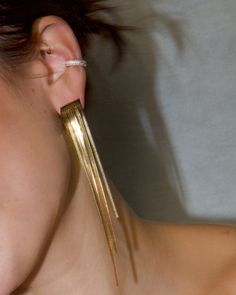 Get ready to make a splash with these 4.5" drop Waterfall Snake Chain Earrings, now available in 14K Gold plated Stainless Steel and Rhodium plated Stainless Steel. Waterfall Earrings, Duster Earrings, Dusters, Chain Earrings, Vintage Sweaters, Chain Pendants, Tassel Earrings, Snake Chain, Jewelry Bags