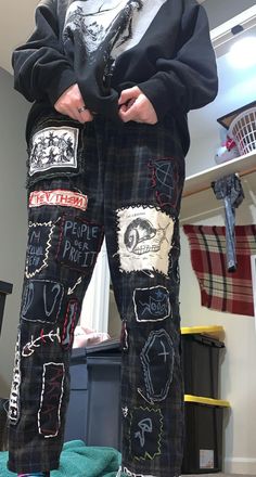 Alt Clothes Diy, Crust Pants, Edgy Fits, Patch Pants, Tartan Pants, Grunge Jeans, Alt Clothes, Upcycle Clothes Diy, Battle Jacket