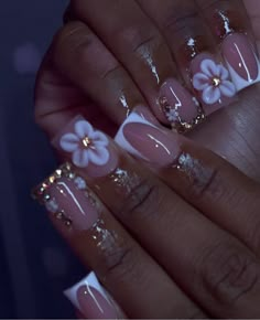 Flower And Butterfly Nail Designs, Short Inspo Nails, Cute Short Acrylics, Nails With One Design, Nails Without Designs, Short Cute Acrylic Nails Designs, Short Nails Square Design, Shirt Nails Acrylic, Short Acrylic Nails 3d Flowers