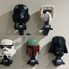 Lego Star Wars Helmet Display, Lego Helmet Display Ideas, Lego Star Wars Display Ideas, Lego Helmet Display, Star Wars Diy Decorations, Nerd House Decor, Lego Wall Display, Star Wars Lego Display, Lego Star Wars Helmet