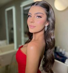 Make Up Vestido Rojo, Slick Back Formal Hair, Wedding Guest Hairstyles Down, Formal Hairstyles For Prom, Pageant Interview Hair, Hairstyles For Strapless Dress Formal, Off The Shoulder Dress Hairstyles, Pinned Back Hairstyles, Down Wedding Hair