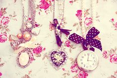 Watch chain pendent 2010s Tumblr, Cute Wallpapers For Ipad, Tumblr Backgrounds, Wallpaper Tumblr, Tumblr Wallpaper, Cute Necklace, Rose Gold Watch, Cute Backgrounds, Girl Wallpaper