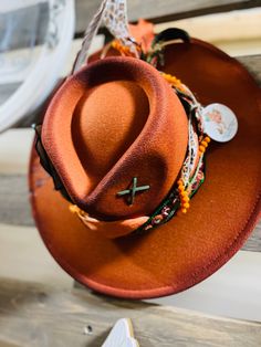 "know when to hold 'em know when to fold em" rust colored rancher style hat, felt , wide brimmed.  lucky king & queen cards, large turkey feather, cheetah print with orange & green fun boho  mirrored fabric band. One size with adjustable band inside. Rust Colored Felt Hat, Flat Crown Fedora For Western-themed Fall Events, Custom Brown Hat Bands For Festival, Custom Fedora For Fall Country Events, Custom Brown Hat Bands For Kentucky Derby, Custom Brown Hat Band For Kentucky Derby, Custom Hats For Country Events In Fall, Custom Felt Hat For Fall Country Events, Brown Felt Hat For Rodeo In Fall