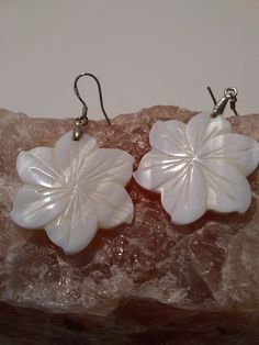 2 Beautiful white Paua shells shaped like flowers, make  a  gorgeous pair of earrings Earrings Homemade, White Flower Earrings, White Flower Earring, Homemade Earrings, Paua Shell, Earrings Unique, Earrings White, Shell Earrings, Star Earrings