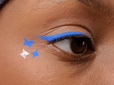 #makeup #liner #eyeshadow #blue #white  #stars #aesthetic #ghabzies White Stars Aesthetic, Blue And White Eyeliner, Prom Eyeliner, Blue Graphic Eyeliner, Blue Graphic Liner, Tails Cosplay, White Liquid Eyeliner, Liner Eyeshadow, Blue Face Paint