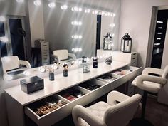 Makeup Room Salon Ideas, Makeup Room Professional, Get Ready With Me Room Ideas, Makeup Section In Bedroom, Beauty Room In House, Vintage Makeup Room Decor, Home Make Up Studio, Makeup Home Studio, Makeup Room For Salon