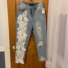 Womens Size Small Skinny Jeans. White Floral Crochet Detailing Down The Leg. Medium To High Waisted Fit. Not Stretchy, They Are A True Jean. I’m A Size 27-28 In Abercrombie And Ae For Reference And Bottom Heavy. Never Worn. Tags Still On Flannel Patched Jeans, Diy Lace Jeans, Patched Jeans Diy, Denim Jeans Ideas, Upcycled Sewing, True Jeans, Upcycle Denim, Applique Jeans, Upcycled Denim Jacket