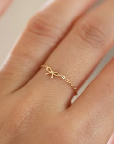 14k Bow chain ring – E&E PROJECT Bow Ring Design, Bow Gold Ring, Bow Ring Gold, Minimalist Accessories Jewellery, Simplistic Jewelry, Gold Chain Ring, Hand Jewelry Rings, Minimal Bracelet, Preppy Jewelry