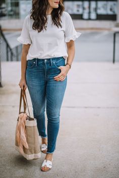 Womens Jeans And Tshirt Outfits, Jean For Women, Jean Top Ideas, White Top And Jeans Outfit Casual, Outfits With White T Shirt, White Tops And Jeans Outfit, Jeans And Top Outfit Casual, Jeans T Shirt Women Outfit, White Shirt And Jeans Outfit Casual