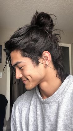 Highlight Your Look with Man Bun Hairstyles Stylish 💄 Men’s Flowy Hairstyles, Hair Style Men, Hispanic Hair, Bun Ideas, Man Bun Hairstyles, Man Buns, Guys With Long Hair, Crop Haircut, Long Hair Style