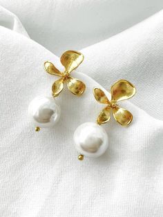 "Pearl Flower Earrings, Pearl Bridal Earrings, Wedding Jewelry, Bridesmaid Earrings, Mallorca Pearl Earrings, Gifts For Her Handmade gold plated brass earrings Mallorca pearl Earrings are very light. They don't hurt your ears, so you can wear them for hours and hours without noticing Comes beautifully cutest packaging 💝 Tarnish resistant 💦 Perfect gift for love ones or lovely treat to yourself gift 🎁 Ready to ship in one working day flight ✈️ Please contact me if you are any questions 💖 The Flower Earrings Wedding, Pearl Flower Earrings, Pearl Bridal Earrings, Gift For Love, Bridal Earrings Pearl, Earrings Bridesmaid, Jewelry Bridesmaid, Pearl Bridal, Earrings Flower