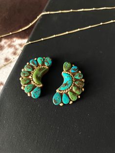 Discover the perfect blend of bohemian flair and western charm with our exquisite Boho Western Earrings. Handcrafted for women who adore the rich hues of turquoise and the glimmer of gold, these earrings are designed to elevate your style and showcase your love for both southwestern and boho fashion. Product Details: ✨ Design: Each Sierra Vista earring features a stunning pendant made from polymer clay, meticulously handpainted to replicate the captivating look of real Royston turquoise. The ric