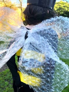 Diy Bee Wings, Bee Fancy Dress, Wasp Costume, Bee Costume Diy, Bumble Bee Wings, Queen Bee Costume, Wings Tutorial, Recycled Costumes, Bumble Bee Costume