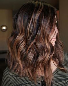 Black Bob With Reddish Brown Highlights #wavyhair Sterling Archer, Caramel Brown Hair, Rambut Brunette, Brown Hair With Caramel Highlights, Copper Balayage, Black Bob, Brunette Balayage, Caramel Hair