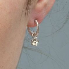 Cute Silver Accessories, Earrings 2 Piercings, Cute Earrings Silver, Cute Silver Earrings, Earrings With Charms, Small Silver Hoop Earrings, Flower Hoop Earrings, Silver Jewlery, Romantic Earrings