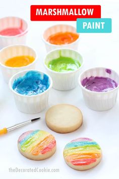 there are many different colors of paint in the cupcakes and on the cookie