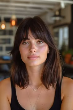 Growing Out Medium Length Hair, Casual Hairdos For Medium Hair, Haircut 2025 Trends Women Straight Hair, Fringe With Shoulder Length Hair, 90s Shoulder Length Hair With Bangs, Bangs At The Beach, Face Framing For Fine Hair, Post Breakup Haircut, Medium Length Haircut Shaggy