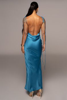 Unser neues Aqua Blue Irresistible Satin Maxi Dress bietet zeitlosen Glamour in einem eleganten Maxi-Design aus ultraglattem Satinstoff. Dieses umwerfende Satinkleid verfügt über einen schicken Wasserfallausschnitt mit verstellbaren Schulterträgern mit Fliege und einen tief drapierten Wasserfallausschnitt am Rücken, der etwas Haut zum Vorschein bringt. Meerjungfrauen-Saum. Keine Dehnung. Einseitig gefüttert.

 Materialien: 100 % Polyester
 Länge: (vollständig) 61 Zoll.
 Produktherkunft: Importie Satin Blue Prom Dress, Backless Blue Dress, Ocean Blue Dress, Blue Backless Dress, Blue Satin Maxi Dress, Aqua Blue Dress, Blue Satin Dress, Maxi Design, Turquoise Dress