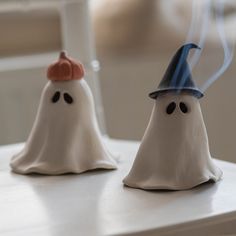 Air Dry Clay Ghosts Diy, Clay Ideas Halloween, Das Clay, Ghost Candles, Boo Tiful, Halloween Decor Diy, Halloween Clay, Pumpkin Hat, Air Dry Clay Projects