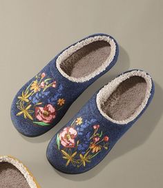 Casual Slippers With Faux Fur Lining, Casual Slippers With Faux Fur Lining For Spring, Wool Slippers Pattern, Quirky House, Pin Terest, Floral Slippers, Wool Clogs, Pinterest Contest, Fleece Socks